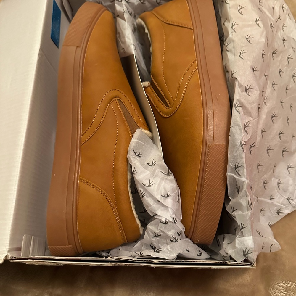Deer Stags men’s slip ons.  Caramel/wheat/cognac color. Size 9.